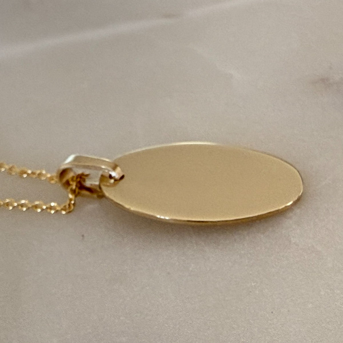 9ct solid gold oval pendant