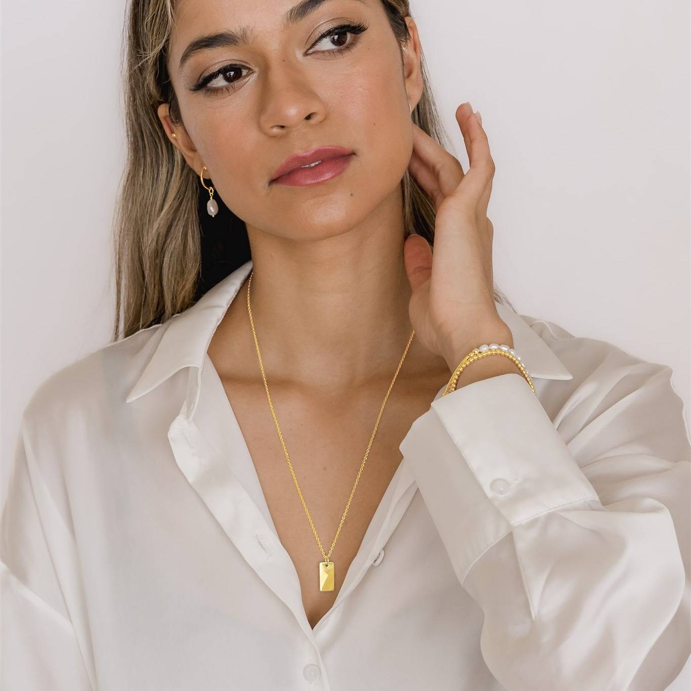 gold bar pendant with sliding chain and stretch bracelet