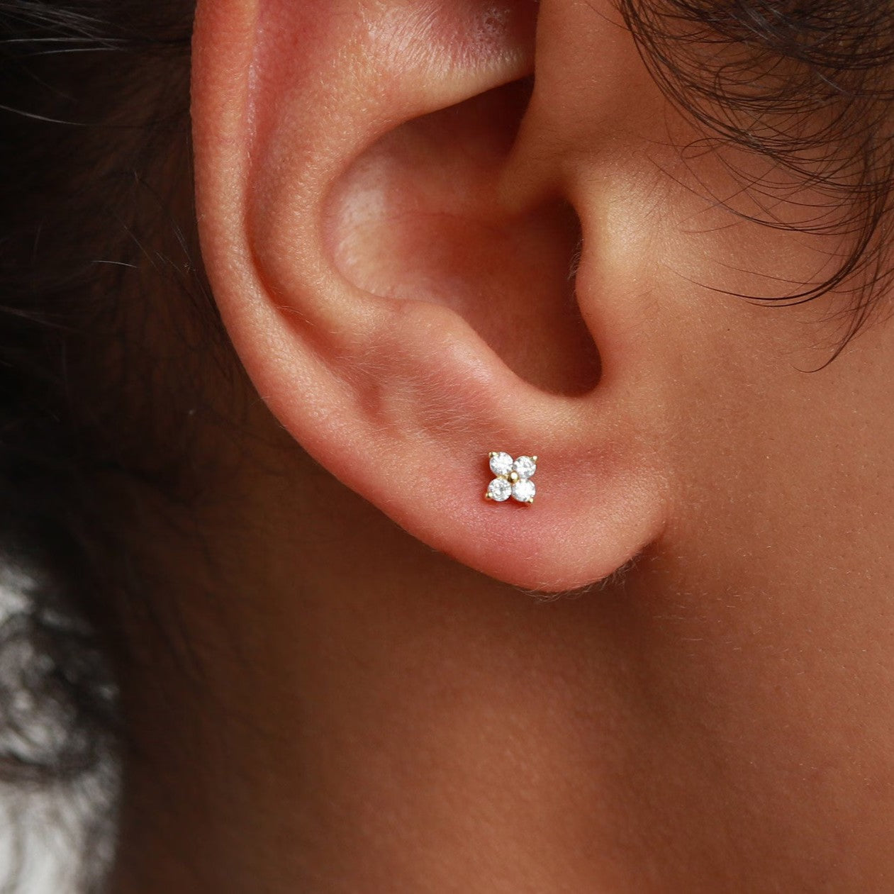 clear cubic zirconia flower stud earring wih sterling silver