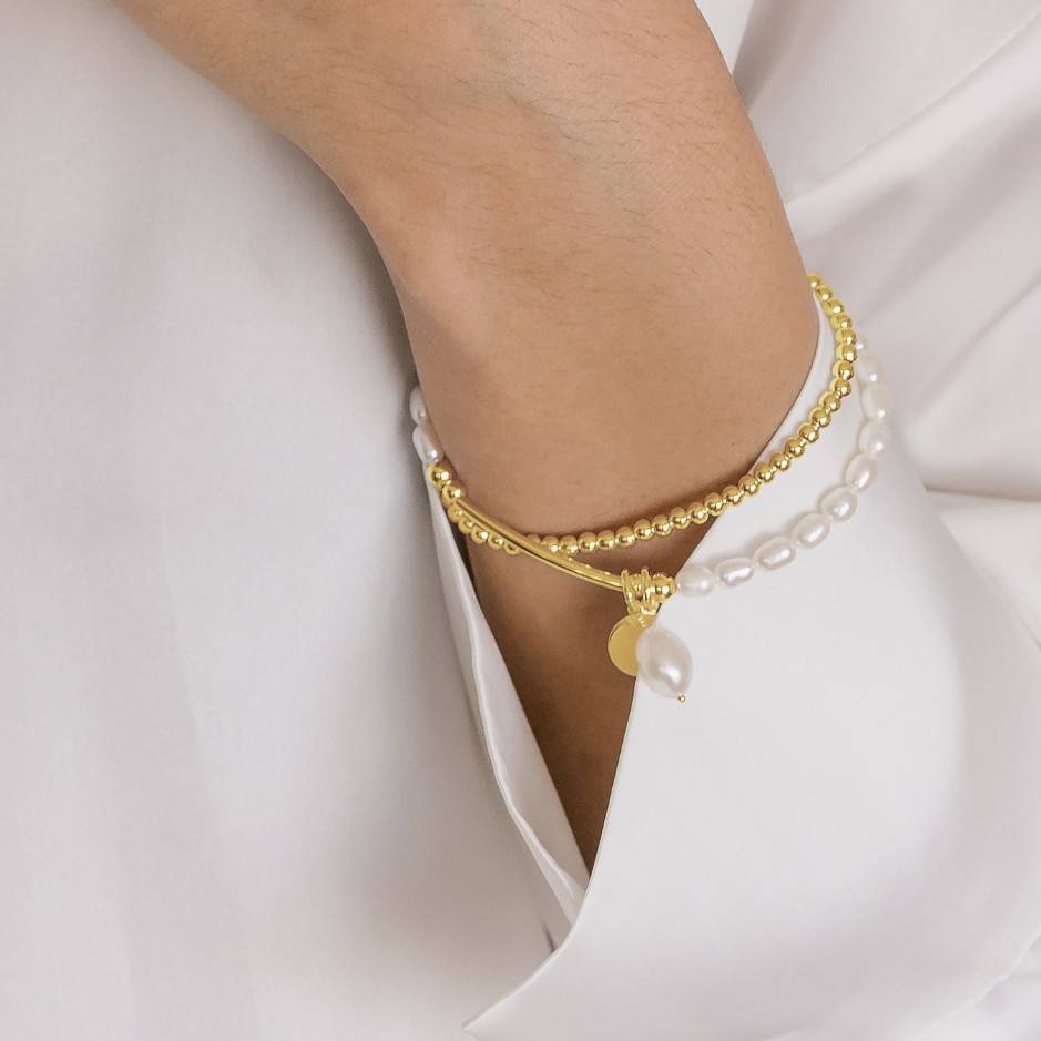 gold and pearl bracelet detail photo