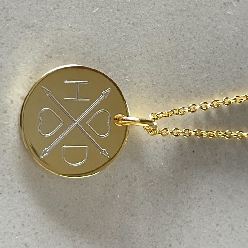 COLD DISC NECKLACE WITH ARROWS CROSSED 