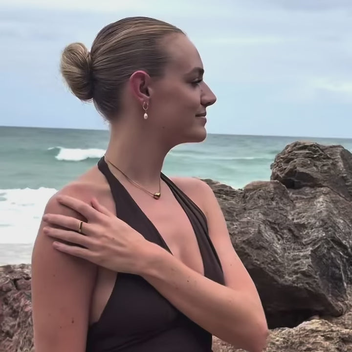 gold pebble necklace showing how the chain adjusts to different lengths