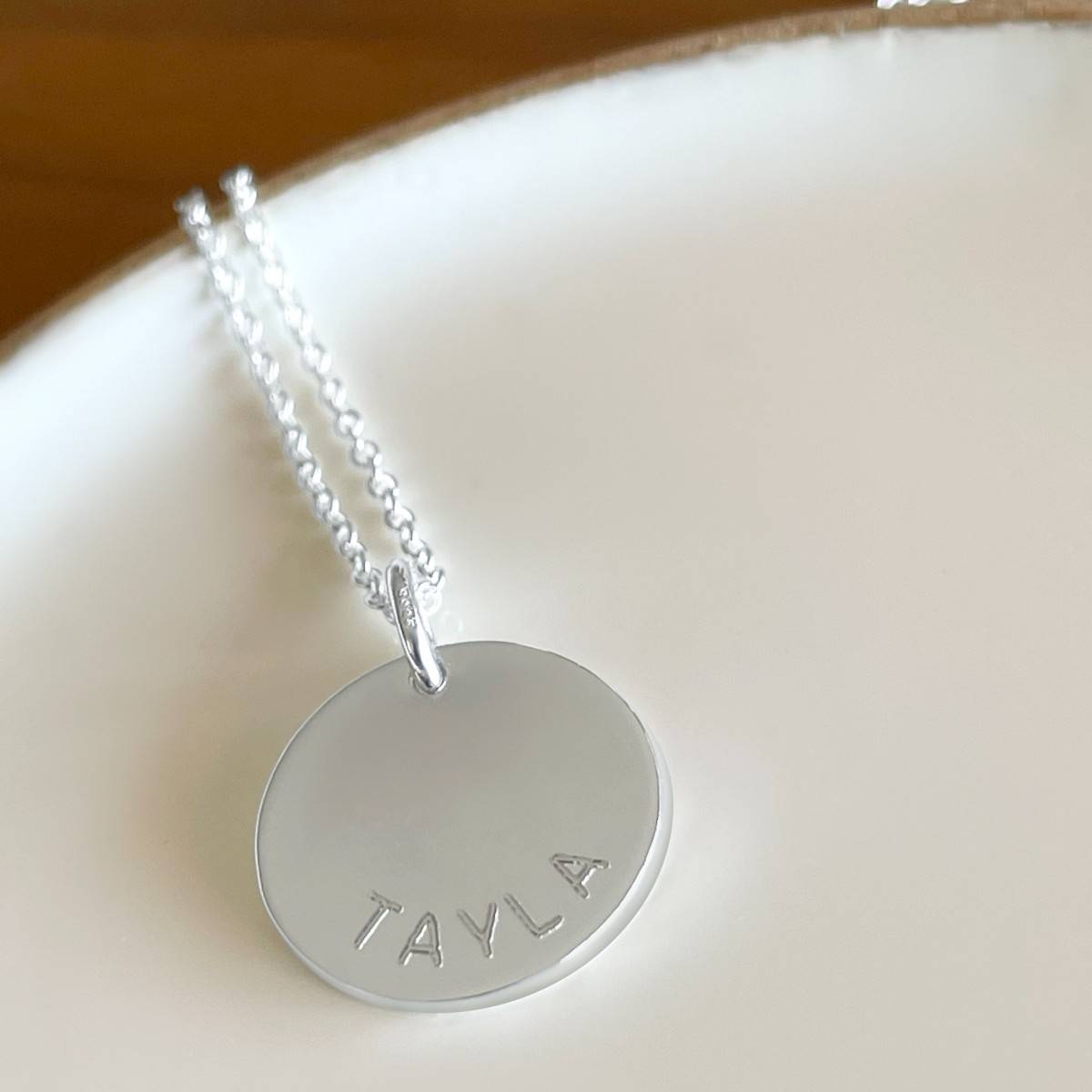 curved name necklace with thin line font