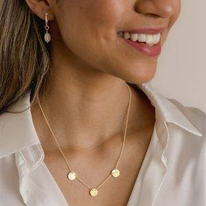 gold triple disc necklace and pearl earrings