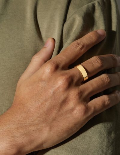 man wearing gold band ring