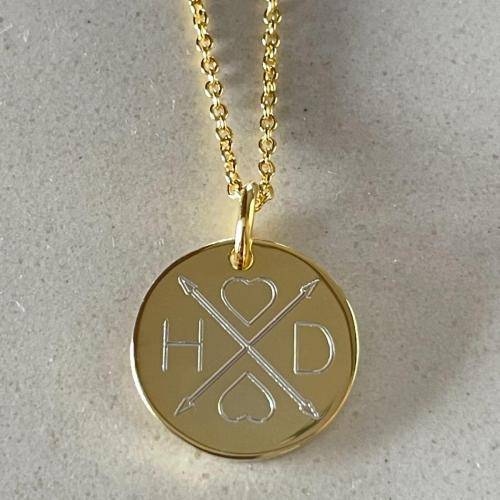 gold-disc-necklace-engraved-with-arrows-crossed-and-initials