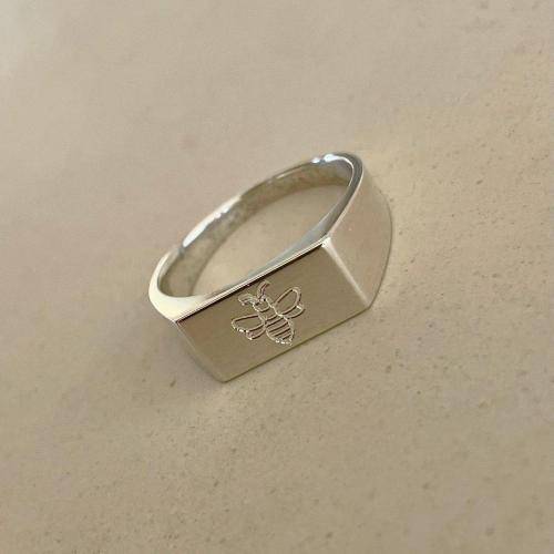 rectangular-signet-ring-with-bee-engraved